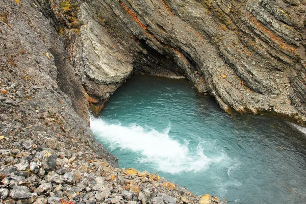 Vijver van water in de rots, spitsbergen (Spitsbergen) — Stockfoto