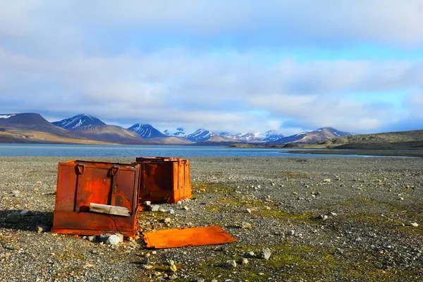 Ijzer vakken op het strand in Spitsbergen (Svalbard) — Stockfoto