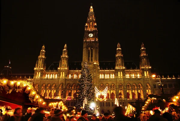 Kerstmis markt in de buurt van city hall, Wenen — Stockfoto