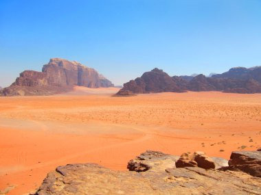 Görünümü wadi rum, jordan çöl ve dağlar