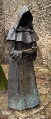 Tallinn, Estonya - Kasım 05 2021: Tallinn 'deki Danimarka Kraliyet Bahçesi' nde bir keşişin demir heykeli. Fransisken keşiş. Keşişler Ambrosius, Bartholomew ve Claudius.