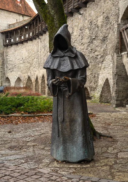 Tallinn, Estonsko - 5. listopadu 2021: Železná socha mnicha v dánské Královské zahradě v Talinu. Františkánský mnich. Mniši Ambrosius, Bartoloměj a Claudius — Stock fotografie