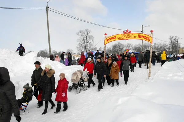2011年3月5日 俄罗斯列宁格勒地区加泰罗尼亚 俄罗斯传统的春假是Maslenitsa 国家假日Maslenitsa 人们和家人一起去度假 横幅上写着再见 Maslenitsa — 图库照片