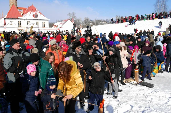 ガチナ レニングラード地方 ロシア 2011年3月5日 ロシアの伝統的な春の休暇はMaslenitsaです 国民の祝日マレニツァ 競争は標的でアーチェリーです 矢が並んでいた — ストック写真