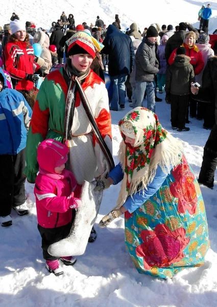 ガチナ レニングラード地方 ロシア 2011年3月5日 ロシアの伝統的な春の休暇はMaslenitsaです 国民の祝日マレニツァ 子供はフェルトのブーツを投げる準備をしている — ストック写真