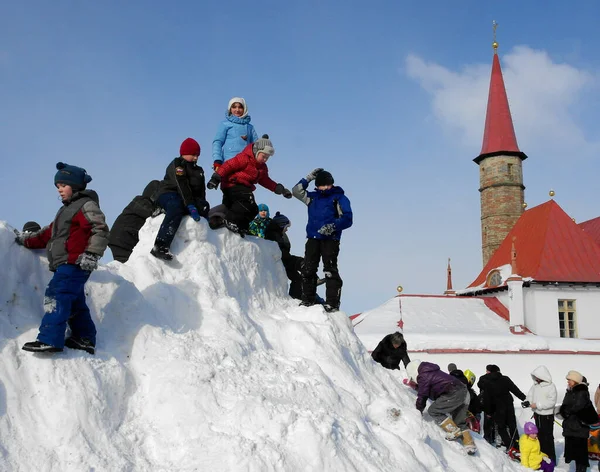 ガチナ レニングラード地方 ロシア 2011年3月5日 ロシアの伝統的な春の休暇はMaslenitsaです 国民の祝日マレニツァ 雪の要塞で遊ぶ子供たち — ストック写真