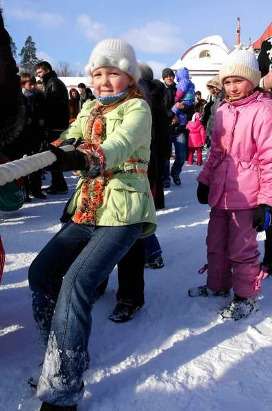 2011年3月5日 俄罗斯列宁格勒地区加泰罗尼亚 俄罗斯传统的春假是Maslenitsa 国家假日Maslenitsa 民间的乐趣 儿童的竞争 — 图库照片