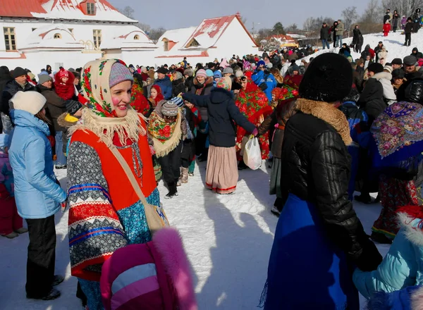 ガチナ レニングラード地方 ロシア 2011年3月5日 ロシアの伝統的な春の休暇はMaslenitsaです 国民の祝日マレニツァ 民族衣装を着た人々や芸術家が輪踊りを先導する — ストック写真