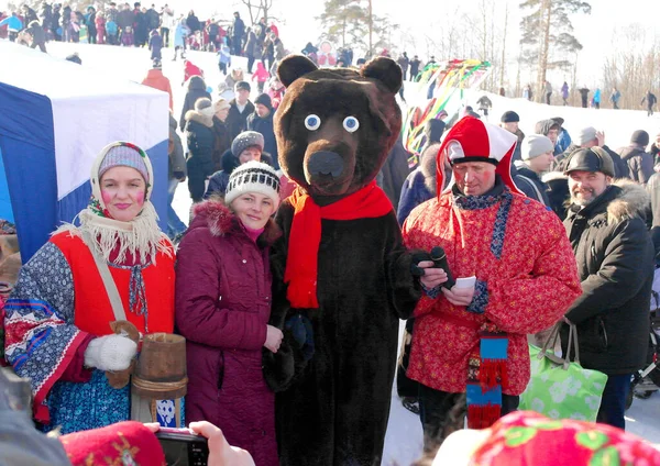 ガチナ レニングラード地方 ロシア 2011年3月5日 ロシアの伝統的な春の休暇はMaslenitsaです 国民の祝日マレニツァ 熊の衣装を着た芸術家と人々が撮影されます — ストック写真