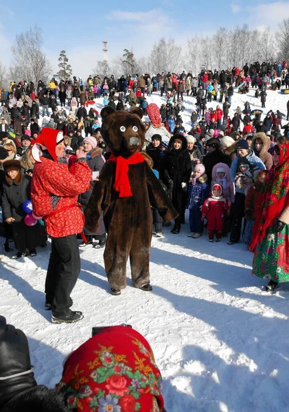 2011年3月5日 俄罗斯列宁格勒地区加泰罗尼亚 俄罗斯传统的春假是Maslenitsa 国家假日Maslenitsa 穿着戏服的演员表演一场戏 — 图库照片
