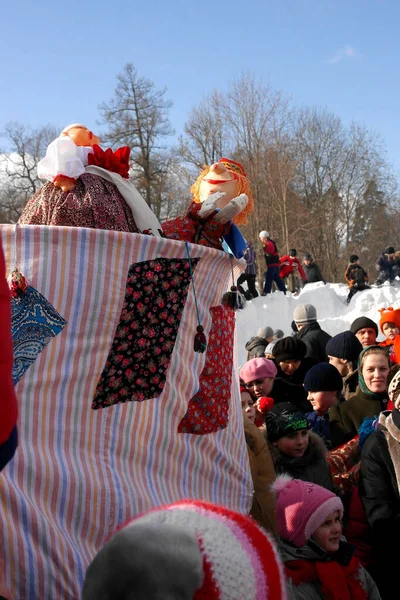 ガチナ レニングラード地方 ロシア 2011年3月5日 ロシアの伝統的な春の休暇はMaslenitsaです 国民の休日Maslenita Folk人形劇場 路上での公演 — ストック写真
