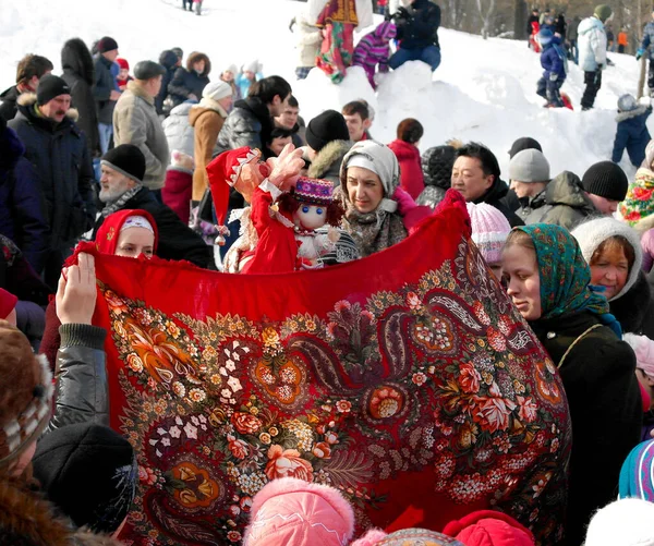 2011年3月5日 俄罗斯列宁格勒地区加泰罗尼亚 俄罗斯传统的春假是Maslenitsa 国定假日 Maslenitsa Folk木偶剧场 街头表演 — 图库照片