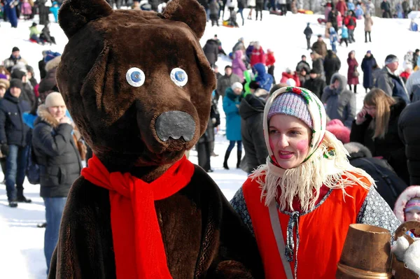 ガチナ レニングラード地方 ロシア 2011年3月5日 ロシアの伝統的な春の休暇はMaslenitsaです 国民の祝日マレニツァ 熊の衣装を着た芸術家が演奏する — ストック写真