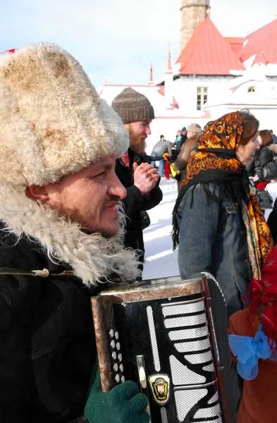 2011年3月5日 俄罗斯列宁格勒地区加泰罗尼亚 俄罗斯传统的春假是Maslenitsa 国家假日Maslenitsa 一个穿着哥萨克服装手风琴的音乐家 — 图库照片