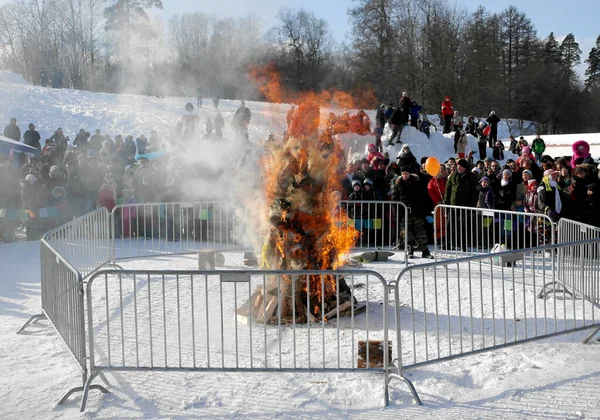 ガチナ レニングラード地方 ロシア 2011年3月5日 ロシアの伝統的な春の休暇はMaslenitsaです 国民の祝日マレニツァ Maslenitsaの画像の燃焼は休日のフィナーレです — ストック写真