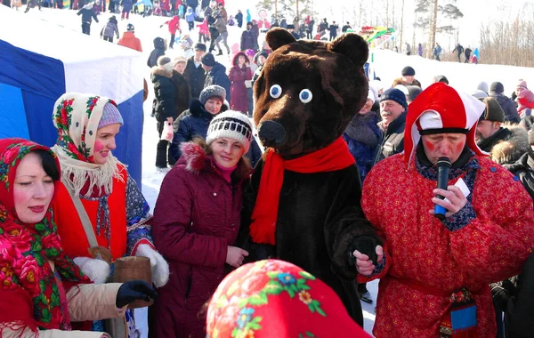 ガチナ レニングラード地方 ロシア 2011年3月5日 ロシアの伝統的な春の休暇はMaslenitsaです 国民の祝日マレニツァ 熊の衣装を着た芸術家と人々が撮影されます — ストック写真