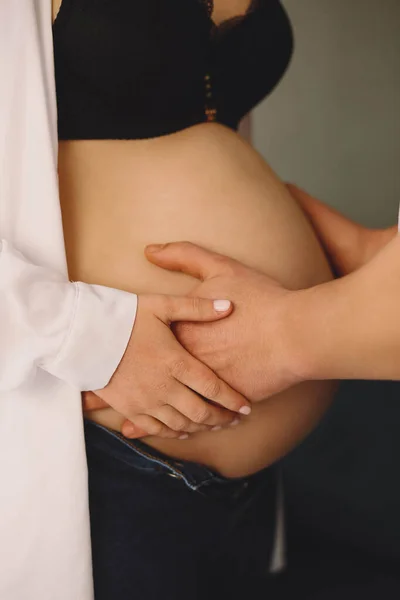 孕妇和她的丈夫手拉手在怀孕的肚子上 爱的概念 家庭概念 祝你怀孕愉快 — 图库照片