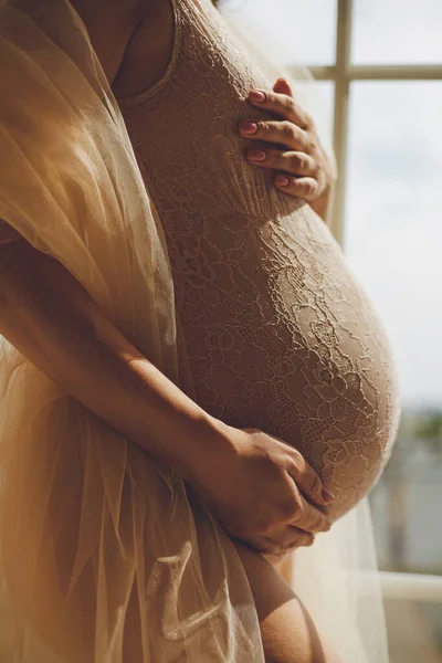 Close Foto Van Zwangere Vrouw Een Opengewerkte Bodysuit Die Haar — Stockfoto