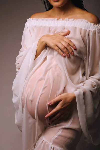 Studiofoto Van Een Zwangere Vrouw Een Witte Natte Nachthemd Met — Stockfoto