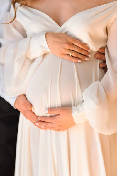 Mujer Embarazada Vestido Blanco Marido Sosteniendo Sus Manos Vientre Embarazada — Foto de Stock