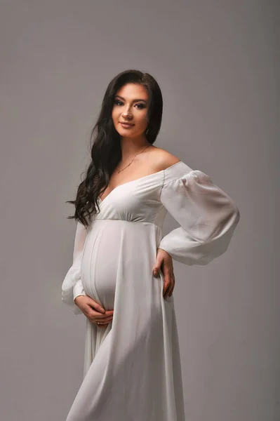 Estúdio Retrato Mulher Grávida Atraente Vestido Branco Segurando Sua Barriga — Fotografia de Stock