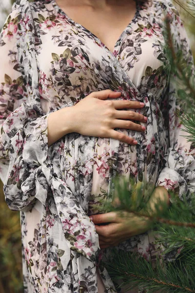 一张怀孕的腹部的近照 穿着花衣的孕妇抱着她的肚子 爱的概念 祝你怀孕愉快 — 图库照片