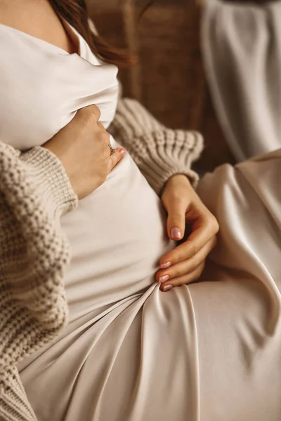 Moeder Raakt Baby Zachtjes Aan Buik Zwangere Vrouw Beige Jurk — Stockfoto