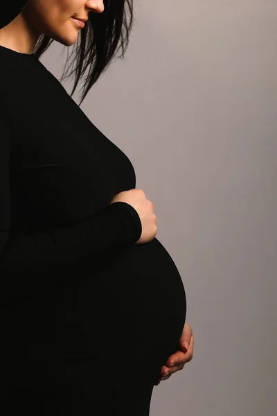 Silhouette Studio Foto Van Zwangere Vrouw Zwarte Jurk Houdt Haar — Stockfoto