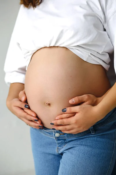 Pregnant Woman White Tshirt Jeans Her Husband Holding Hands Pregnant — 스톡 사진