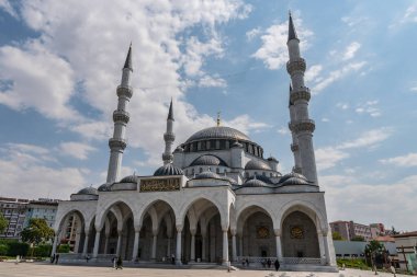 Ankara Melike Hatun Camii Yazın Mavi Gök Gününde Nefes Kesen Görüntü