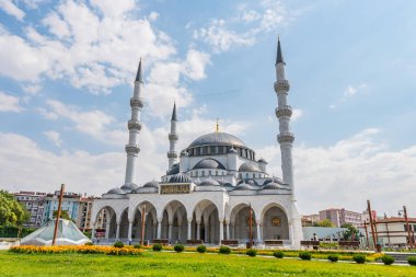 Ankara Melike Hatun Camii Yazın Mavi Gök Gününde Nefes Kesen Görüntü
