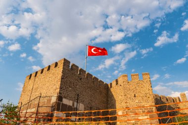 Ankara Kale Şatosu Yazın Mavi Gök Günü 'nde Türk Bayrağıyla Duvarların Nefes Kesen Manzarası
