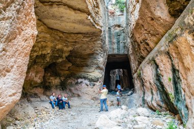 Hayat Samandağ Vespasianus Titus Tüneli Soluk Kesen Girişin Yazın Mavi Gök Günü Görünümü
