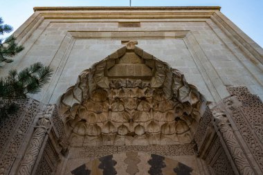 Nevshehir Saruhan Caravanserai Yazın Mavi Gök Gününde Muqarna 'nın nefes kesici manzarası