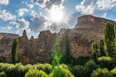 Soganli Vadisi Yazın Mavi Gök Günü 'nde Kaya Kesikli Ev ve Manastır Manzarası