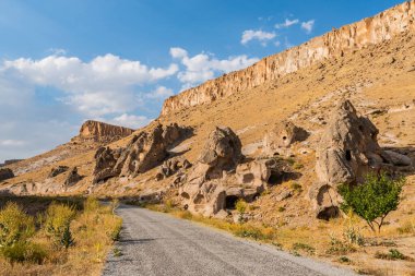 Soganli Vadisi Yazın Mavi Gök Günü 'nde Kaya Kesikli Ev ve Manastır Manzarası