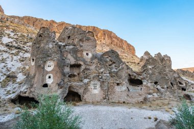 Soganli Vadisi Yazın Mavi Gök Günü 'nde Kaya Kesikli Ev ve Manastır Manzarası