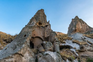 Soganli Vadisi Yazın Mavi Gök Günü 'nde Kaya Kesikli Ev ve Manastır Manzarası