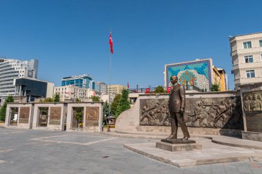 Kayseri Cumhuriyet Meydanı Atatürk Anıtı Yazın Mavi Gök Gününde Nefes Kesen Görüntü
