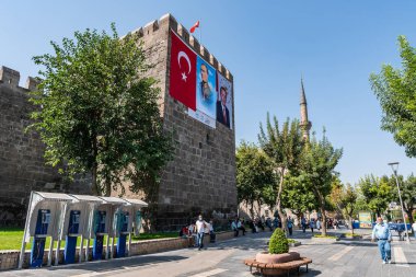 Kayseri Kalesi Kalesi Yazın Mavi Gök Gününde Sokaktan Nefes Kesen Görüntü