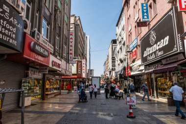 Kayseri Alışveriş Caddesi Nefes Kesen Resimli Mağazalar ve İnsanların Yazın Mavi Gök Günündeki Manzarası