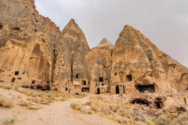 Selime Katedrali Yazın Mavi Gök Günü 'nde Kaya Kesikli Ev ve Kiliselerin Nefes Kesen Manzarası