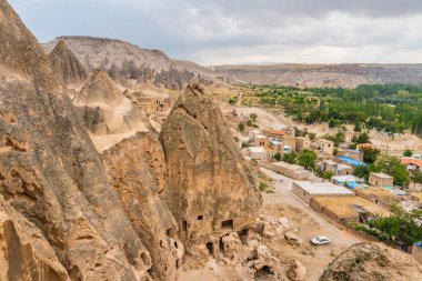 Selime Katedrali Yazın Mavi Gök Günü 'nde Kaya Kesikli Ev ve Kiliselerin Nefes Kesen Manzarası