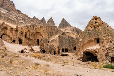 Selime Katedrali Yazın Mavi Gök Günü 'nde Kaya Kesikli Ev ve Kiliselerin Nefes Kesen Manzarası