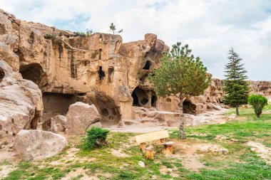 Gumusler Manastırı Yazın Mavi Gök Gününde Kaya Kesimi Ev ve Kiliselerin Nefes Kesen Manzarası
