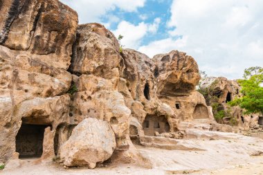 Gumusler Manastırı Yazın Mavi Gök Gününde Kaya Kesimi Ev ve Kiliselerin Nefes Kesen Manzarası