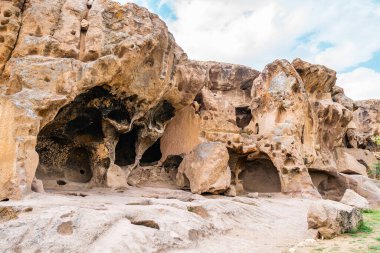Gumusler Manastırı Yazın Mavi Gök Gününde Kaya Kesimi Ev ve Kiliselerin Nefes Kesen Manzarası
