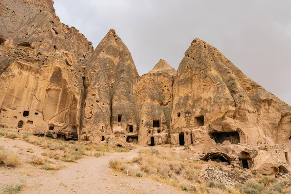 Catedral Selime Impresionante Vista Pintoresca Casas Iglesias Corte Rocoso Día Imagen De Stock