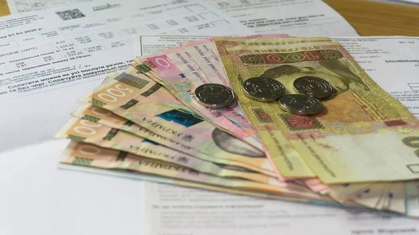Ukrayna parası Hryvnia ve madeni paralar ahşap arka plan, elektrik faturası