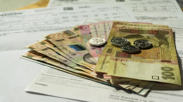Ukrayna parası Hryvnia ve madeni paralar ahşap arka plan, elektrik faturası